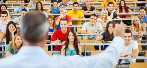 Dozent mit Studenten im Hörsaal