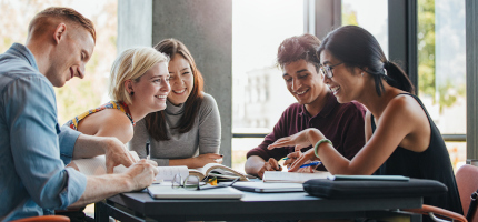 Gruppe von Studierenden lernt zusammen