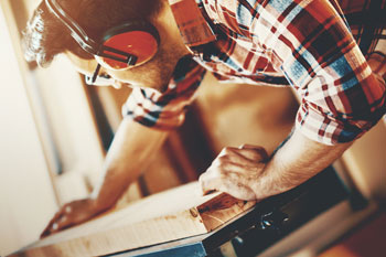 Mann arbeitet mit Holz