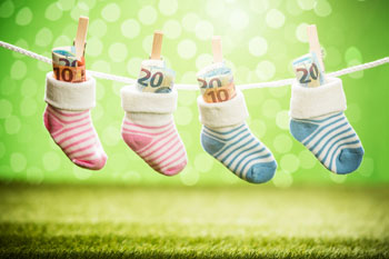 Babysocken mit Geld an einer Wäscheleine