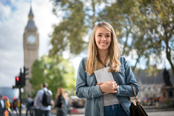 Studentin im Auslandssemester vor Big Ben