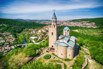 Kirche auf Hügel mit Siedlung in Bulgarien