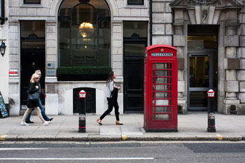 britische Telefonzelle vor Gebäude