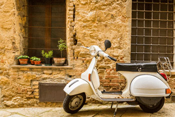Motorroller vor Hauswand in Italien