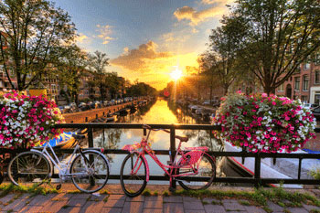 Fahrräder auf Brücke in den Niederlanden