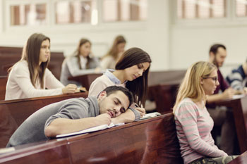 schlafender Student in Vorlesung