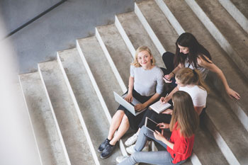 Gruppe lernender Studenten auf einer Treppe