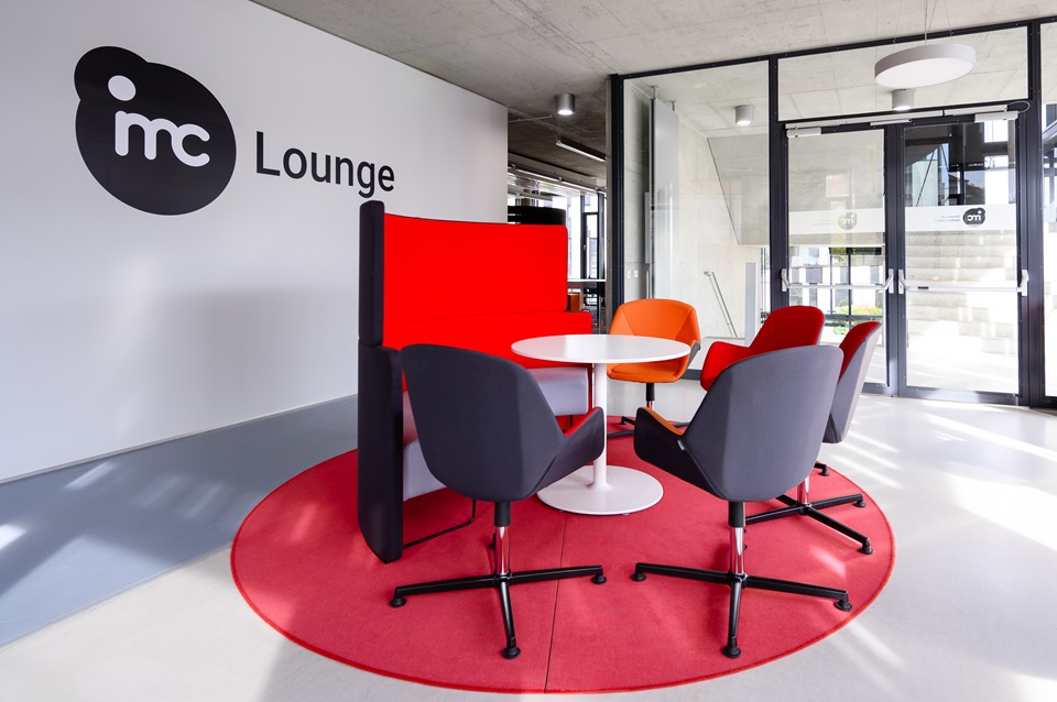Die IMC Lounge bietet Anschlussmöglichkeiten für technische Geräte und Platz für Gruppenarbeiten.